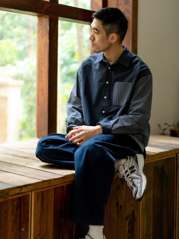 深みのあるブルーが印象的なパネルデザインシャツ