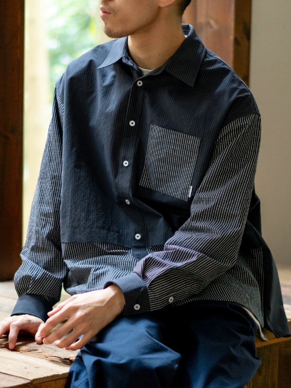 深みのあるブルーが印象的なパネルデザインシャツ