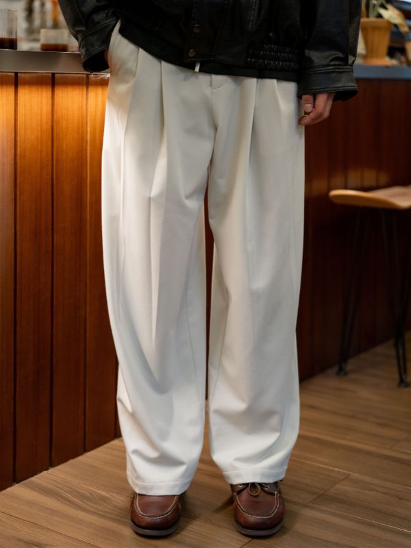 快適な穿き心地と防シワ性を備えたスマートストレッチパンツ