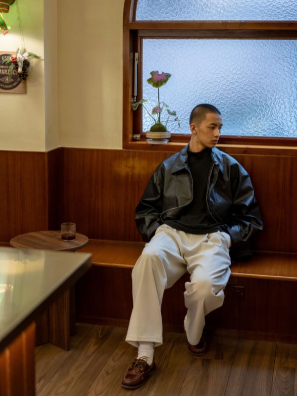 快適な穿き心地と防シワ性を備えたスマートストレッチパンツ