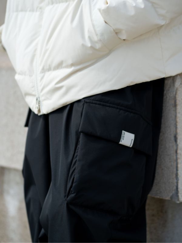 スマートで実用的な防風パンツ アーバンアウトドアスタイル