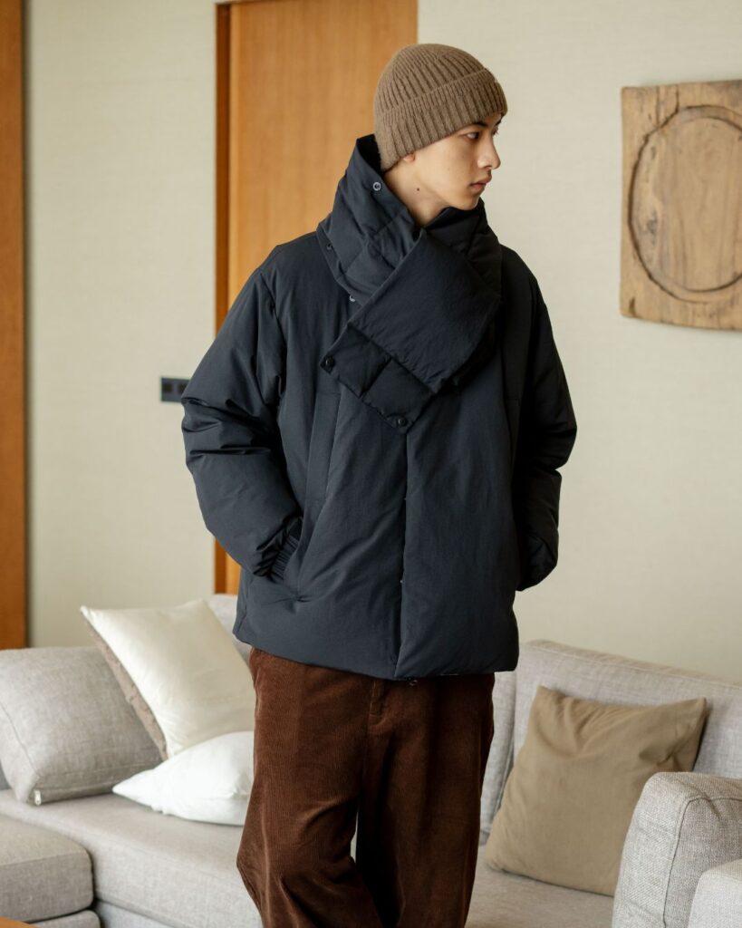 スタイリッシュな中綿ジャケット 取り外し可能なネックスカーフ付き 防寒・防風